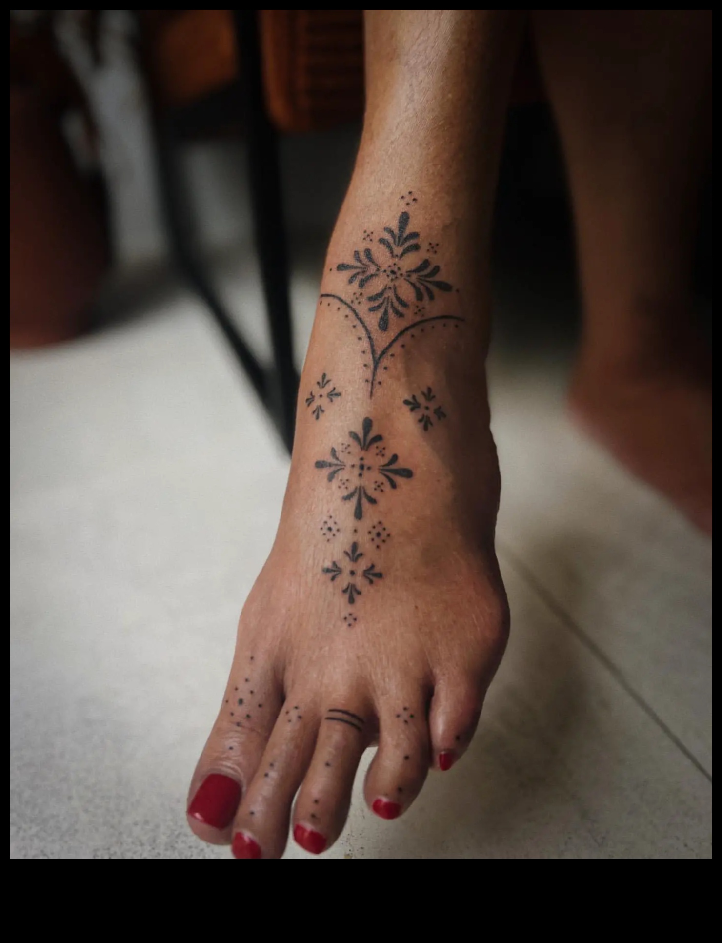 הערת שוליים פנטזיה מסע דרך הסיפורים שמאחורי קעקועים בקרסול 5 הערת שוליים פנטזיה: צלול לתוך סיפורי קעקוע קרסול