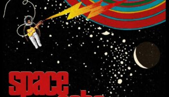 ההד של כבידה: סיפורים מהדהדים בשתיקת החלל