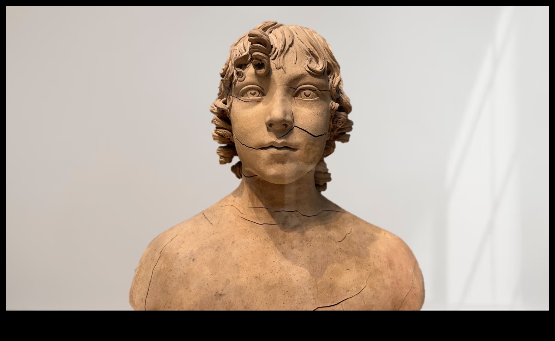 פסלים משנים את הצורה האנושית בפאר אומנותי 1 פאר פיסולי: טרנספורמציות אמנותיות של צורת האדם