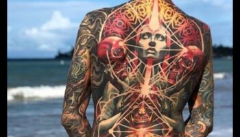 רקעים אפיים: חשיפת הפאר של כרוניקות הקעקועים האחוריים